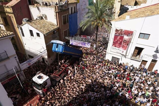 В Испанию после двухлетнего перерыва вернулась помидорная битва La Tomatina (фото)