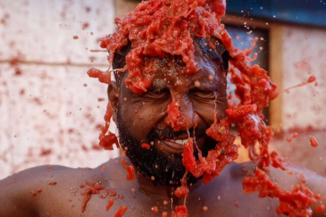 В Испанию после двухлетнего перерыва вернулась помидорная битва La Tomatina (фото)