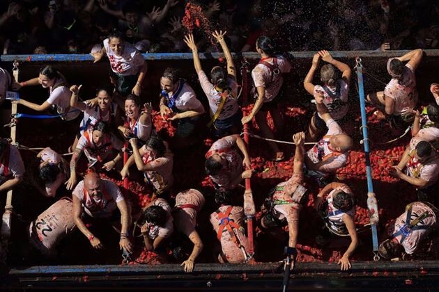 В Испанию после двухлетнего перерыва вернулась помидорная битва La Tomatina (фото)