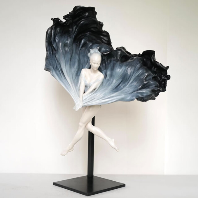 Китайська художниця створює прекрасні скульптури жінок, які, здається, ось-ось оживуть