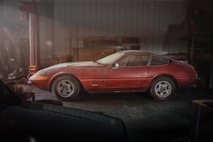 Раритетный Ferrari Daytona, найденный брошенным в сарае