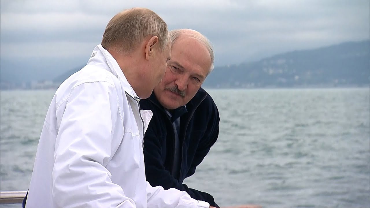 Лукашенко подарил Путину трактор (ФОТО)