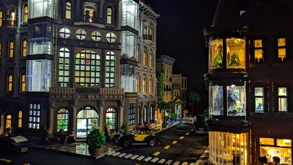 Вражаючі композиції та скульптури з LEGO