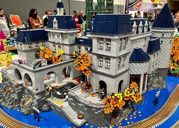 Вражаючі композиції та скульптури з LEGO