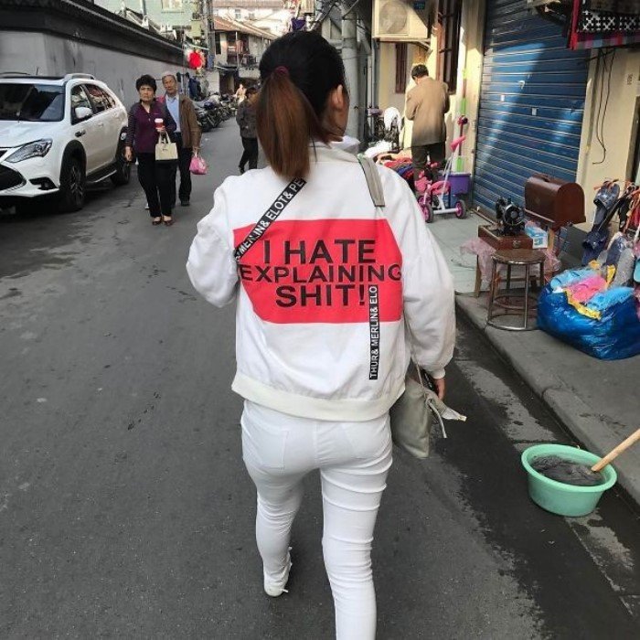 Китайцы, которые не представляют, что написано на их одежде