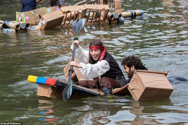 Кембриджские студенты приняли участие в гонке на самодельных лодках из картона (19 фото)