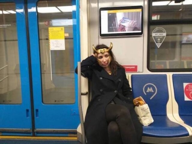 Странные и неожиданные пассажиры в метро (19 фото)