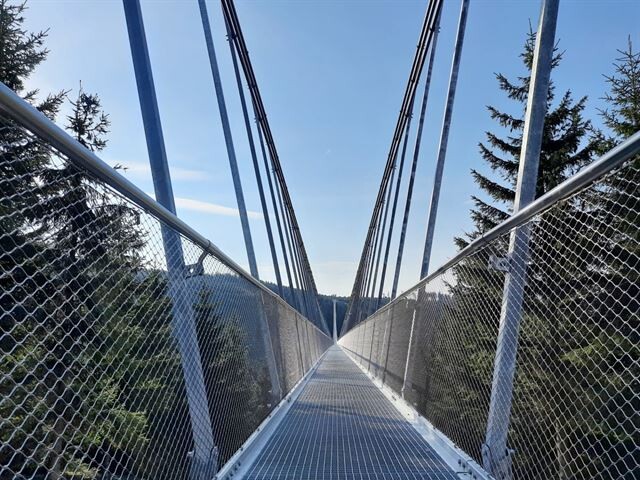 Не смотрите вниз! В Чехии открылся самый длинный в мире подвесной мост (фото,видео)