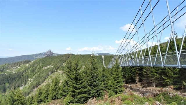 Не смотрите вниз! В Чехии открылся самый длинный в мире подвесной мост (фото,видео)