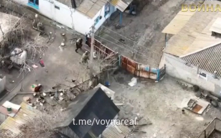 Беспилотник зафиксировал, как оккупанты ловят гуся в захваченном селе (видео)