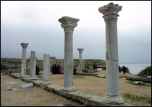 Вандалы надругались над Херсонесом: разрушены колонны