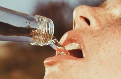 Медики советуют раз и навсегда отказаться от воды в пластиковых бутылках
