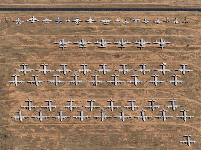 Крупнейшее в мире кладбище самолётов, запечатлённое в аэрофотоснимках Бернхарда Ланга (9 фото)