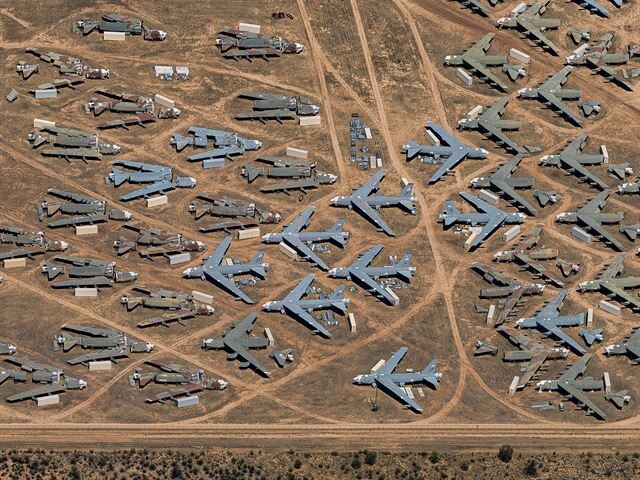 Найбільший у світі цвинтар літаків, відбитий в аерофотознімках Бернхарда Ланга