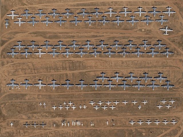 Крупнейшее в мире кладбище самолётов, запечатлённое в аэрофотоснимках Бернхарда Ланга