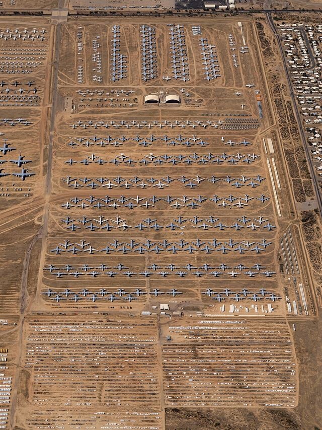 Крупнейшее в мире кладбище самолётов, запечатлённое в аэрофотоснимках Бернхарда Ланга