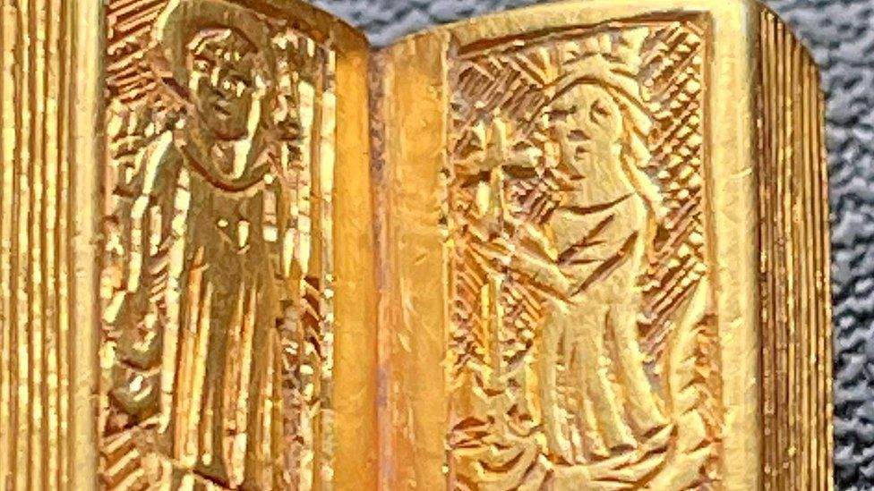 Британка знайшла золоту міні-Біблію: реліквії 600 років.  Фото