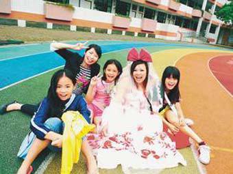 Чен Вей-Ий (в свадебном платье) с подругами