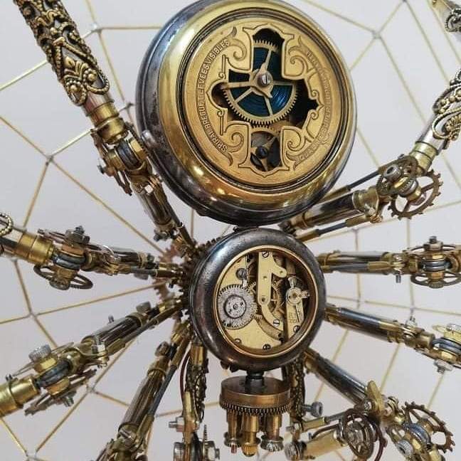 Художник превращает старые часы в уникальные механизмы. Фото