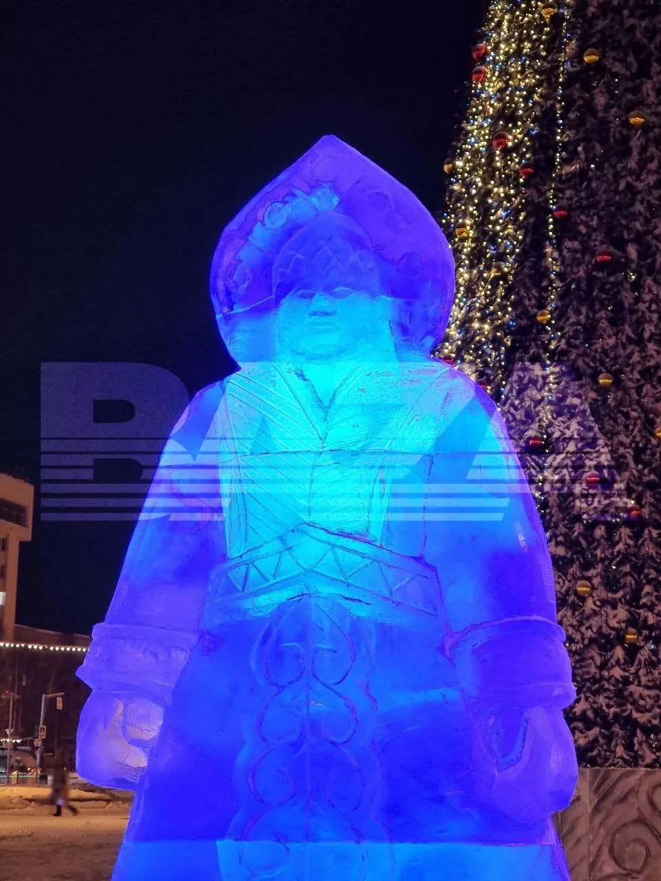 В России к новогодним праздникам вырезали со льда жуткую снегурочку: пугает своим видом прохожих.  Фото