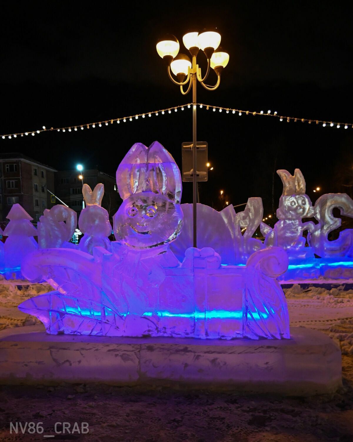 У Росії до новорічних свят вирізали з льоду страшну снігурочку: лякає своїм виглядом перехожих.  Фото