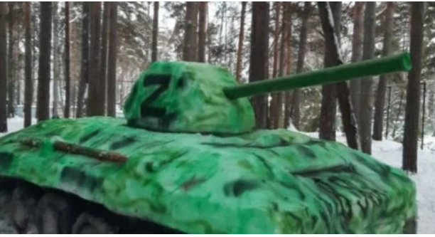 Милитаризация новогодних праздников в России: детям подарили танк (ВИДЕО)
