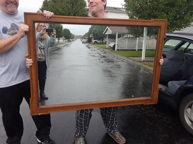 Смешные фотографии людей, пытающихся продать зеркала 