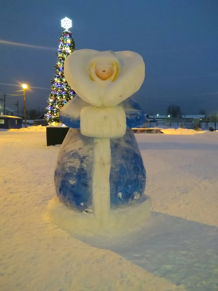 Яка країна, такі й символи: у мережі показали фото дивовижних снігових скульптур у Росії (ФОТО)