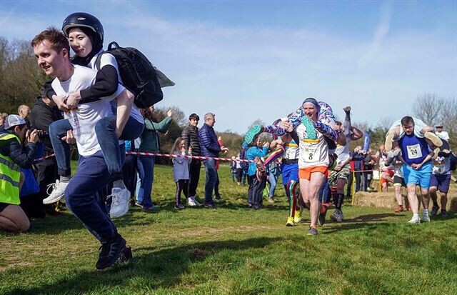 В Великобритании прошли ежегодные гонки с жёнами наперевес   