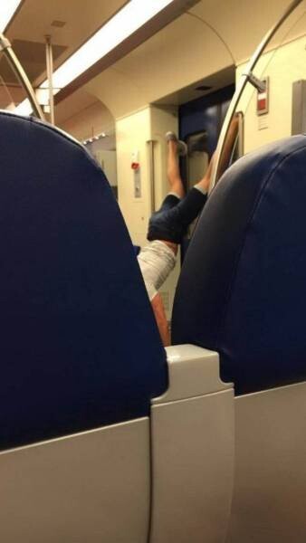 У мережі опублікували фото дивних та несподіваних пасажирів метро