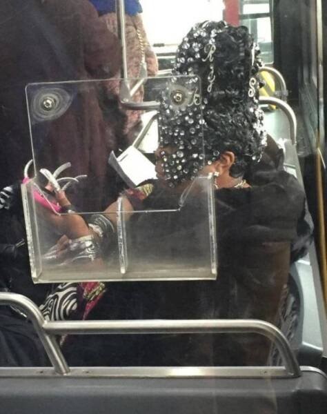 В сети опубликовали фото странных и неожиданных пассажиров метро 