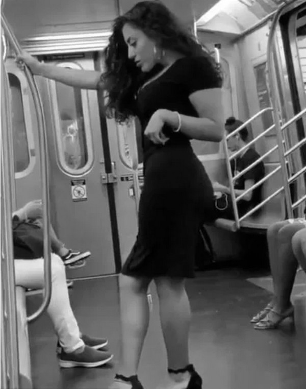 Сеть насмешила девушка, игриво позирующая в метро