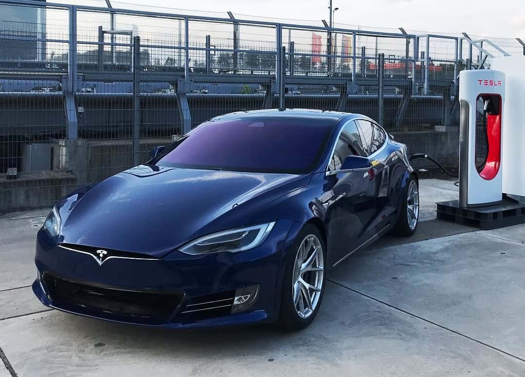 В Америці дівчата намагалися заправити електрокар Tesla бензином (ВІДЕО)