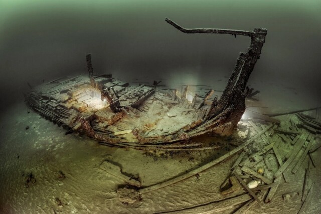 Атмосферні фотографії, зроблені в місцях аварії корабля