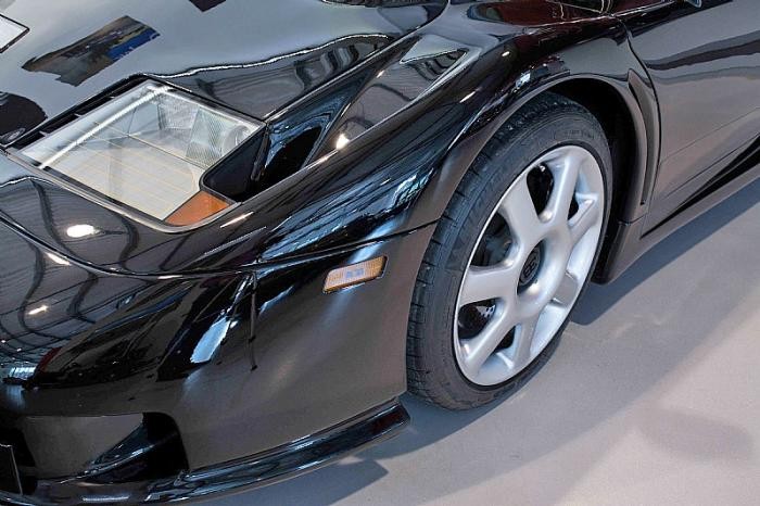 Редкий суперкар Bugatti EB110 SS