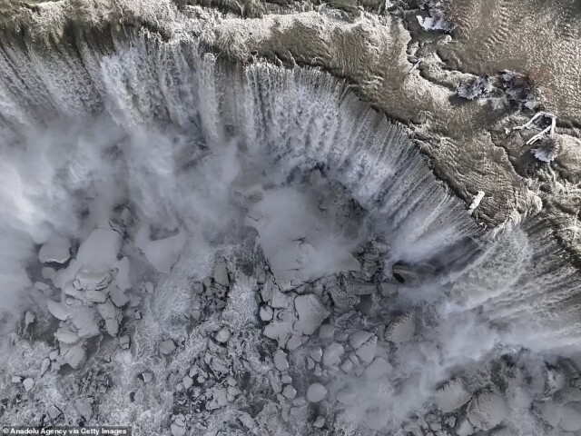 Ніагарський водоспад майже повністю замерз через самий смертоносний шторм за останні 50 років