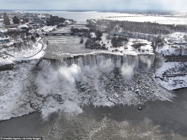 Ниагарский водопад почти полностью замёрз из-за самого смертоносного шторма за последние 50 лет