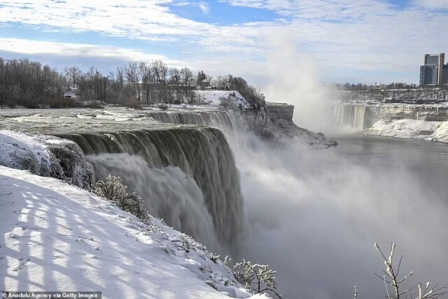 Ниагарский водопад почти полностью замёрз из-за самого смертоносного шторма за последние 50 лет