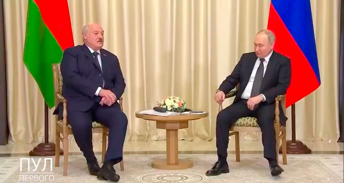 «Судороги схопили»: Путін влаштував «танці ногами» на зустрічі з Лукашенком (ВІДЕО)