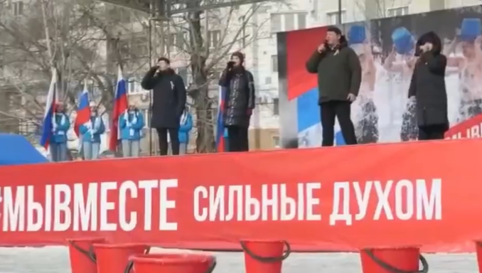 Обливались холодной водой в знак поддержки войны: в российском Благовещенске устроили странную акцию. Фото и видео
