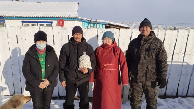 Семьи умершего оккупанта подарили целую пачку пельменей (ФОТО)