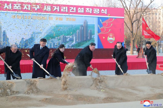 Кім Чен Ин з дочкою та лопатою відкрив нову вулицю у Пхеньяні (ФОТО)