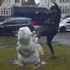 Незнайомець зірвав свій гнів на чужому сніговику та розмазав його по лужку (ФОТО)