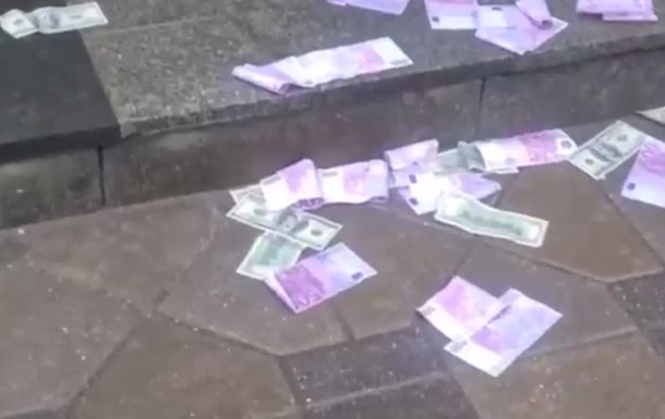 Москвич во время обыска выбросил в окно валюту