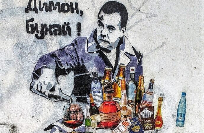 «Димон, бухай!»: в Одессе изобразили дмитрия медведева в его привычном состоянии (ВИДЕО)