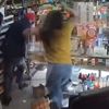 Продавщица отобрала нож у грабителя и прогнала его из магазина (ВИДЕО)