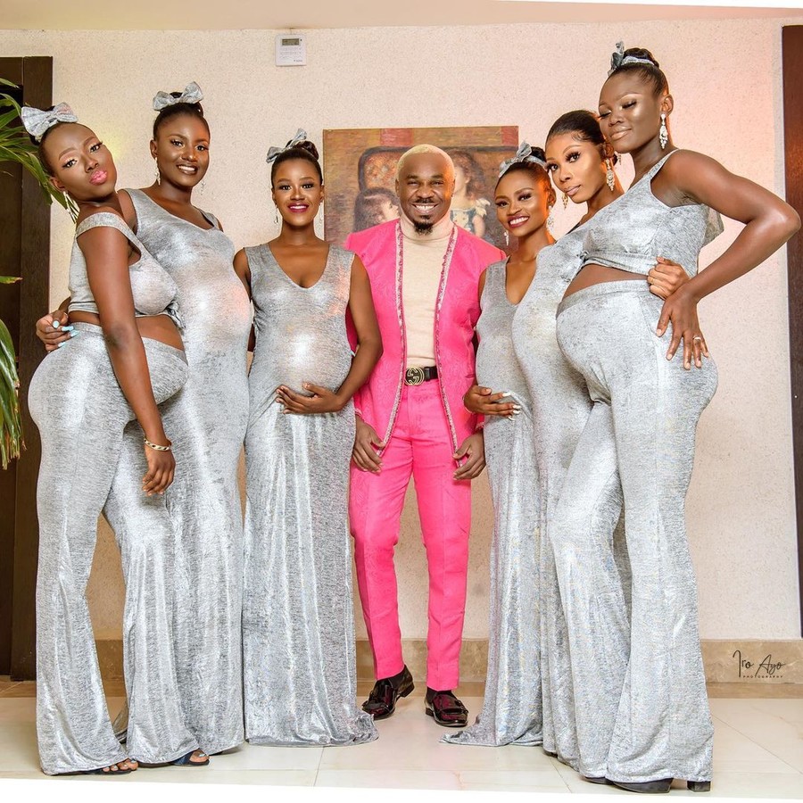 Продуктивный год: миллионер посетил на свадьбу с шестью беременными от него подругами