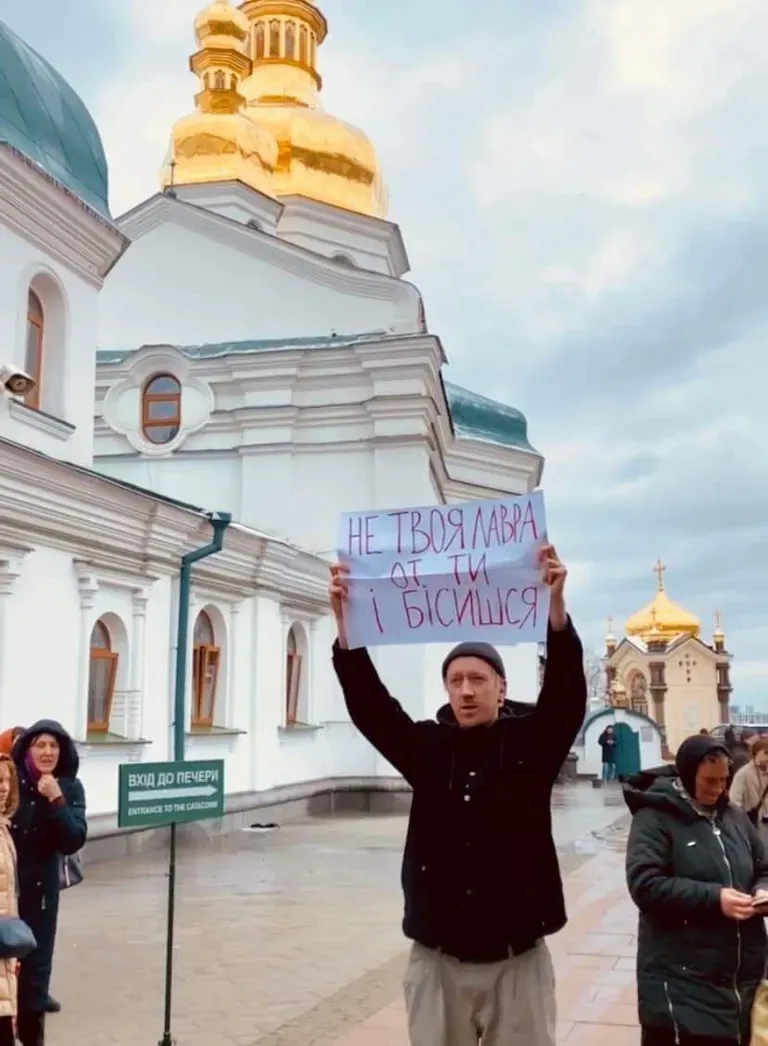 ''Не хочу виїжджати з Лаври, як у своєму будинку жили'': у мережі відреагували фотожабками на демарш Паші-''Мерседеса'' та УПЦ МП