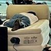 Хитрий мандрівник приїхав до аеропорту з надувним ліжком (ФОТО)
