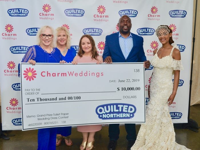 У США пройшов конкурс зі створення весільних суконь із туалетного паперу
